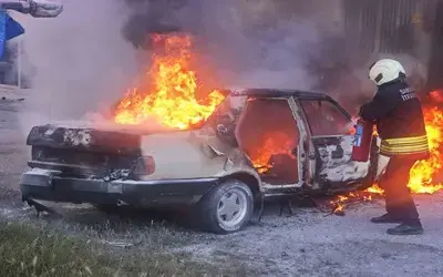 Bafra’da Kaportacı Dükkanında Korkutan Yangın: Otomobil Alev Aldı
