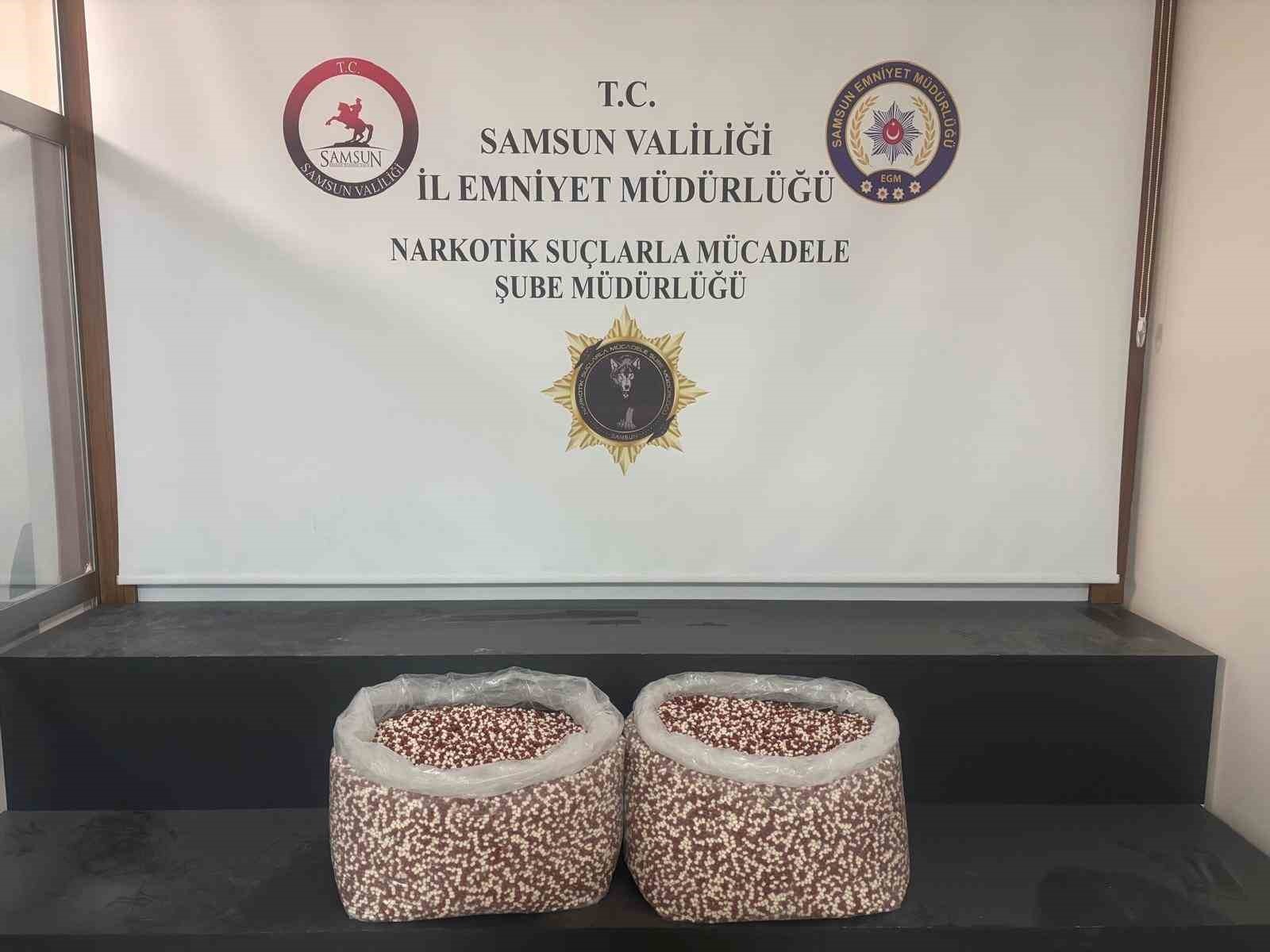 Tırın Yatak Bölümünde 129 Bin500 Uyuşturucu Hap Ele Geçti - Samsun’da narkotik ekiplerinin durdurduğu tırın yatak bölümünde 129 bin 500 adet sentetik ecza uyuşturucu hap ele geçirilirken, 1 kişi gözaltına alındı.