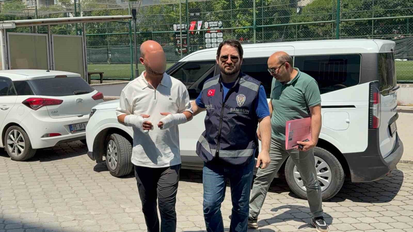 Güzellik Merkezinde Eski EşiniHastanelik Eden Berbere Gözaltı - Samsun’da boşandığı eşiyle çocuk meselesi nedeniyle tartıştığı öne sürülen kadın, güzellik merkezinde eski eşi tarafından darbedilerek hastanelik edildi. Kendisi de ellerinden yaralanan olayın şüphelisi eski koca ise gözaltına alındı.
