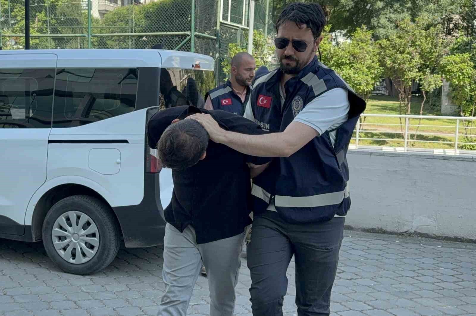 Masaj Salonuna FuhuşOperasyonda 2 Kişi Tutuklandı - Samsun’un Atakum ilçesinde faaliyet gösteren bir masaj salonuna düzenlenen fuhuş operasyonunda gözaltına alınan 1’i kadın 2 kişi tutuklanırken, bir kişi adli kontrol şartıyla serbest bırakıldı.