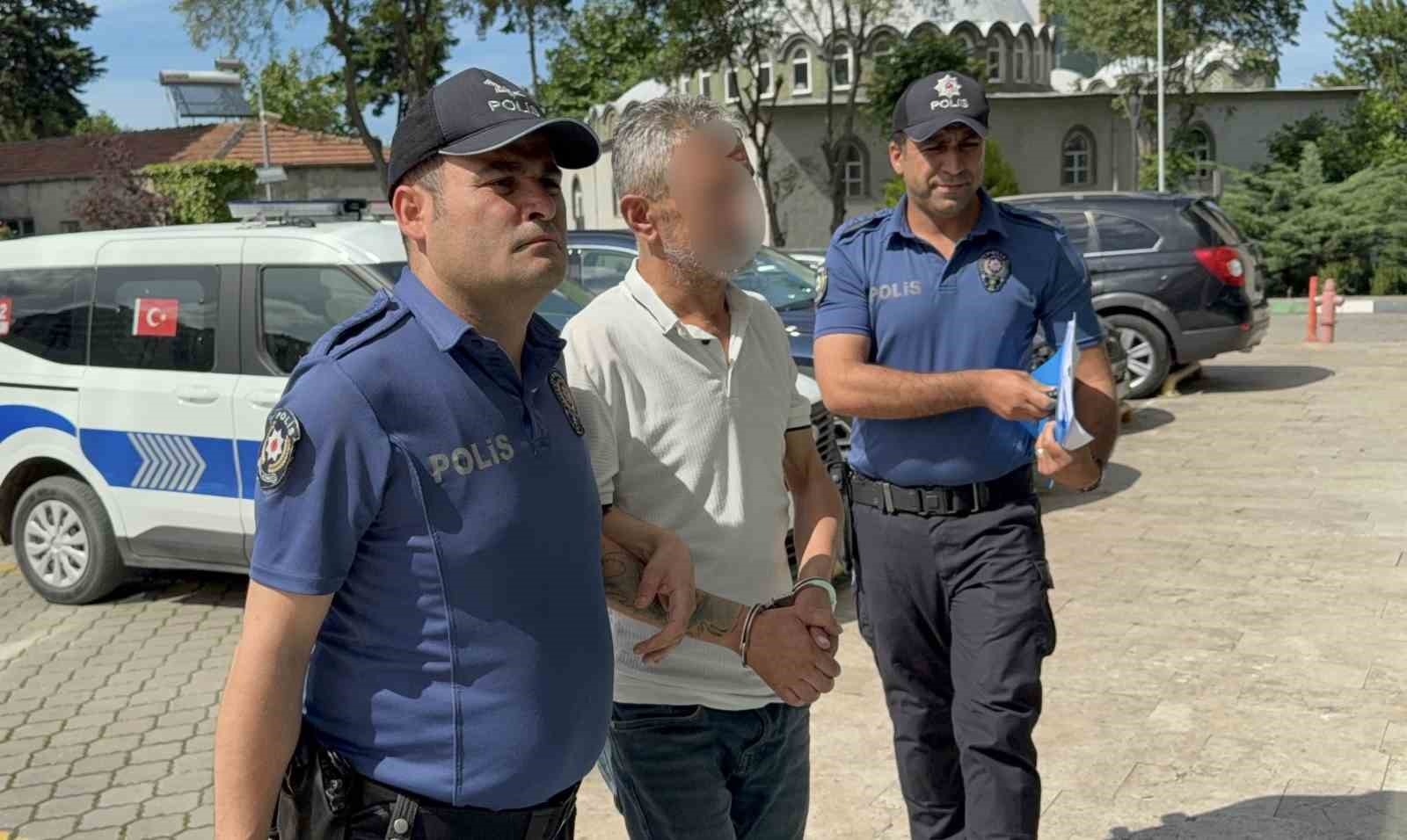 Kavga Ettiği Şahıs DüşerekAğır Yaralanınca Gözaltına Alındı - Samsun’un İlkadım ilçesinde çıkan kavgada bir kişinin düşerek kafasını yere çarpıp ağır yaralanmasına neden olduğu iddia edilen şahıs, polis ekipleri tarafından gözaltına alındı.