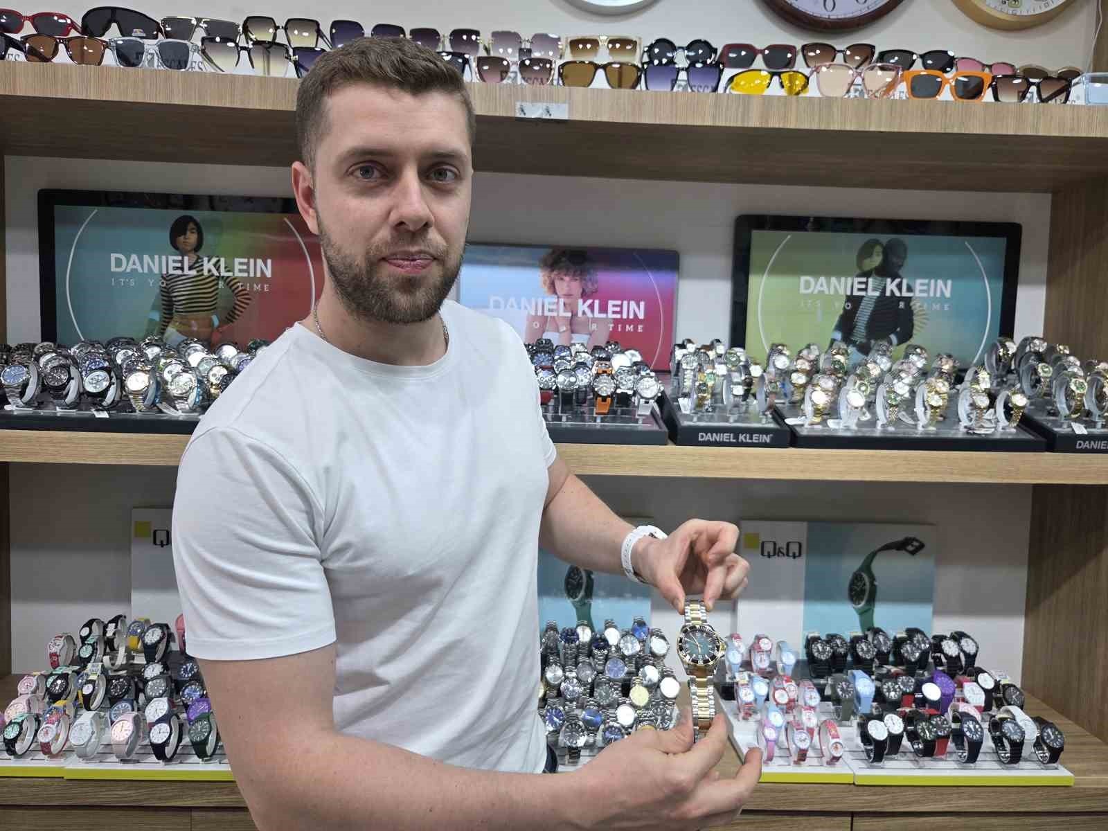 Düğün Ve Nişan SezonuSaatlere Olan Talebi Artırdı - SAMSUN (İHA) – Düğün ve nişanların yoğunlaştığı yaz aylarında eş ve eş adaylarının birbirlerine saat hediye alma geleneği, saatçi esnafının işlerini artırdı.