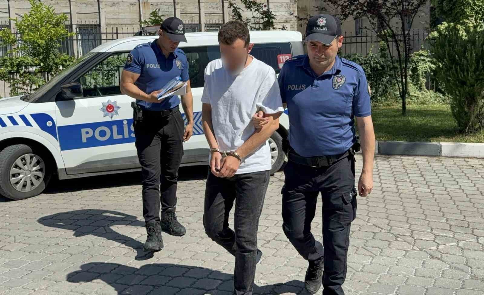 Alacak-verecek Kavgasında KanDöküldü: 1 Tutuklama - Samsun’un İlkadım ilçesinde alacak-verecek meselesi nedeniyle çıkan kavgada 1 kişiyi bıçakla yaraladığı iddia edilen şahıs tutuklanarak cezaevine gönderildi.