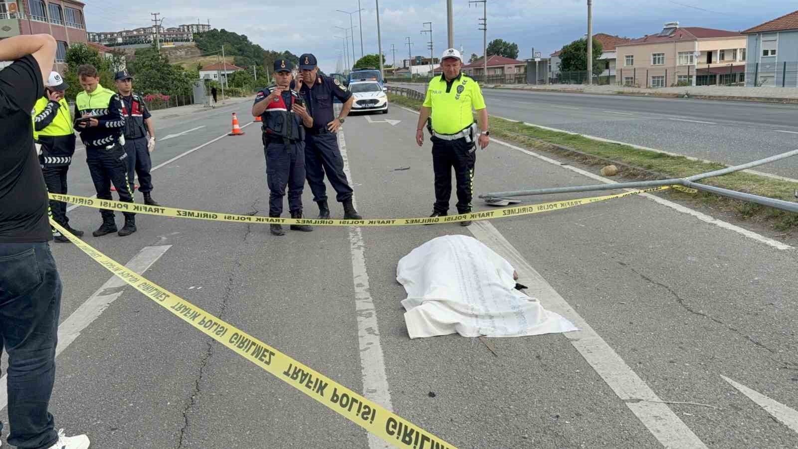 Refakatçi Olarak HastaneyeGiderken Kazada Hayatını Kaybetti - Samsun’da hastanede yatan eltisine refakatçi olarak giderken içinde bulunduğu otomobilin aydınlatma direğine çarpması sonucu ağır yaralanan kadın olay yerinde hayatını kaybetti, hastanın eşi olan araç sürücüsü ise ağır yaralandı.