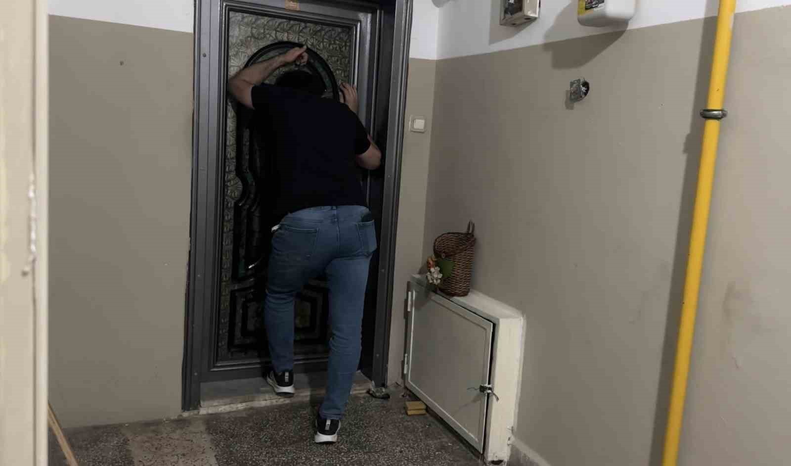 Yangın Çıkarıp Kendisini Eve Kilitledi:Ekiplerin Çabasına Rağmen Dışarı Çıkmadı - Samsun’da evinde bazı eşyaları yakarak küçük çaplı yangına neden olan genç, kendisini eve kilitledi. Yangın itfaiye ekiplerince söndürülürken, polis ve vatandaşların ikna çabalarına rağmen şahıs dışarı çıkmadı.