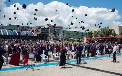 OMÜ Ziraat Fakültesi’nde Mezuniyet Coşkusu: 210 Genç Mühendis Kep Fırlattı
