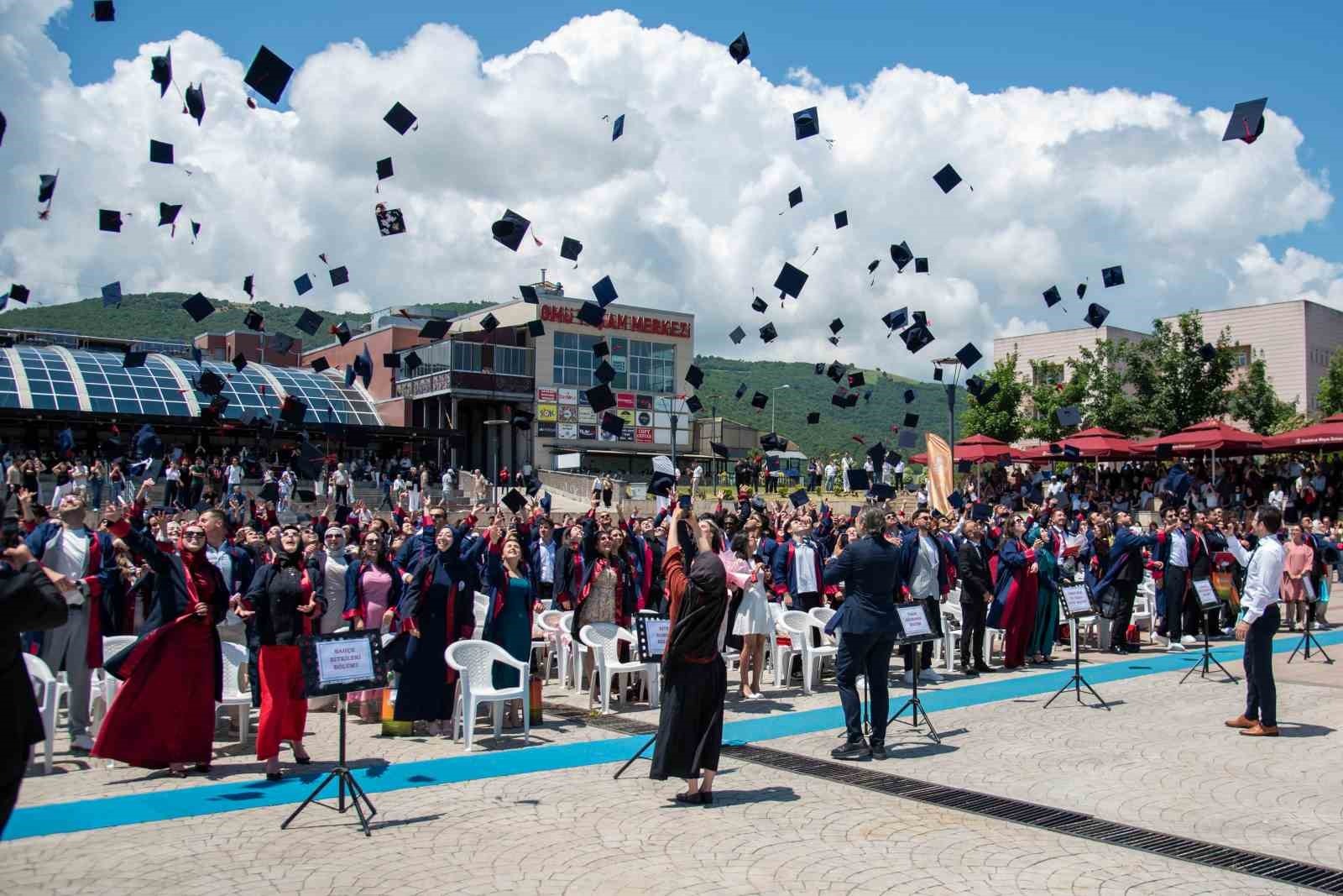 OMÜ Ziraat Fakültesi’nde Mezuniyet Coşkusu:210 Genç Mühendis Kep Fırlattı - Samsun Ondokuz Mayıs Üniversitesi (OMÜ) Ziraat Fakültesi’nin 2025-2026 eğitim-öğretim yılı mezuniyet töreninde 210 öğrenci mezuniyet sevinci yaşadı.