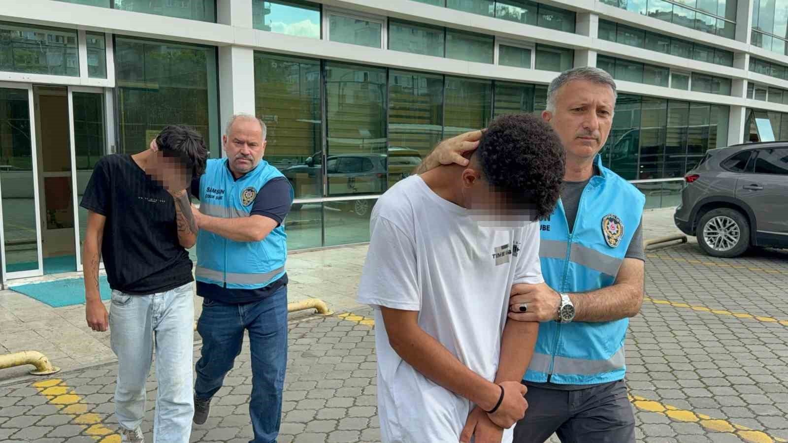 Kültür Yolu Festivali KonserindeBıçaklı Kavga: 1 Ağır Yaralı - Samsun Kültür Yolu Festivali kapsamında düzenlenen konserde çıkan kavgada 6 yerinden bıçaklanan genç ağır yaralandı. Olayla ilgili gözaltına alınan 2 çocuk tutuklandı.
