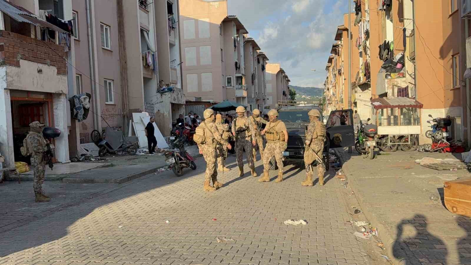 Yasa Dışı Bahis ŞebekesineŞafak Baskını: 67 Gözaltı - Samsun merkezli 7 ilde yasa dışı bahis faaliyetlerine yönelik düzenlenen eş zamanlı operasyonda 67 şüpheli gözaltına alındı.