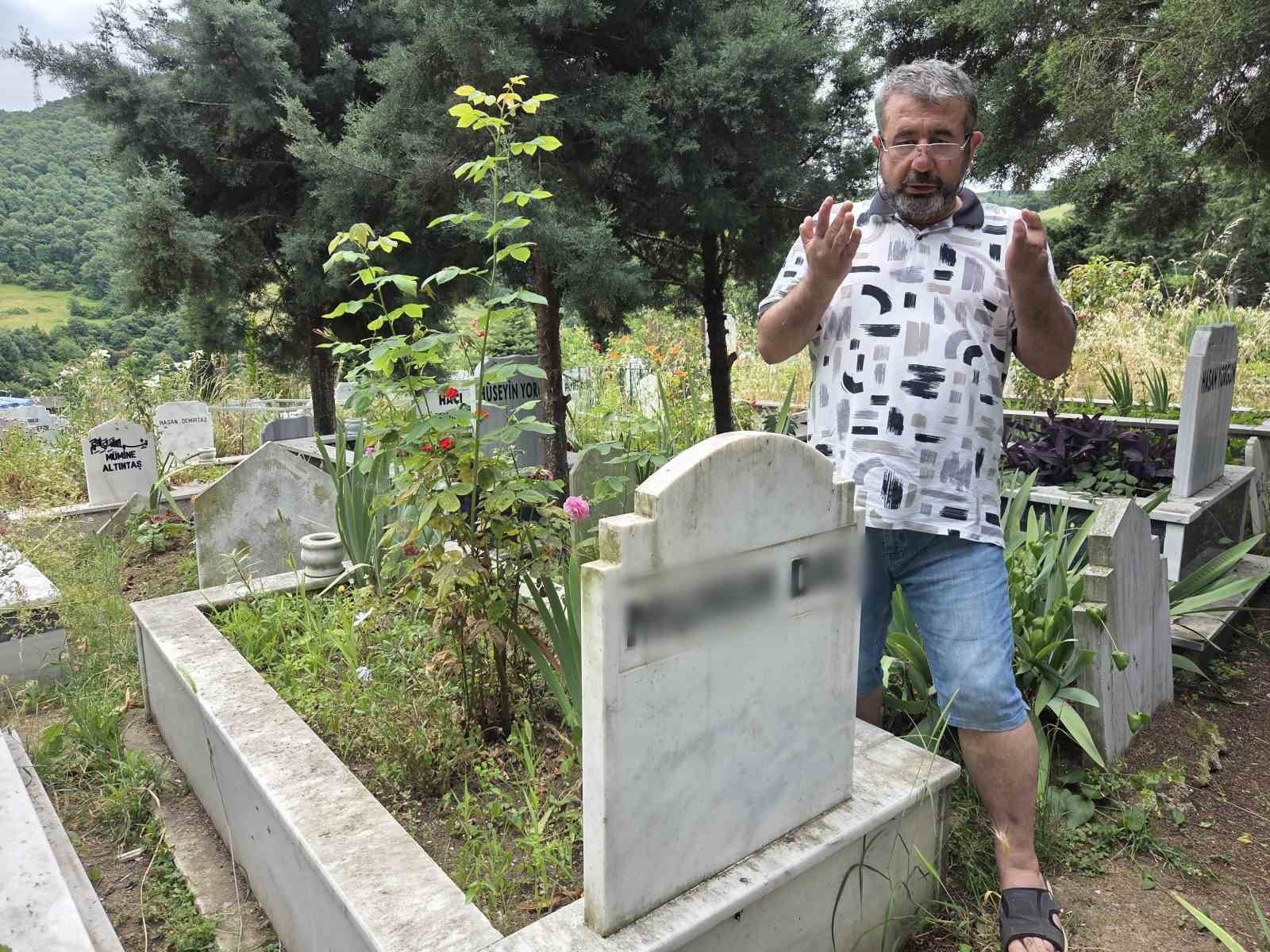 Kiracısına Ulaşamayan EvSahibinden Dikkat Çeken Protesto - Samsun’da emekli bir vatandaş, 4 aydır kira ödemediğini ve İstanbul’a gittiğini öne sürdüğü kiracısına ulaşamayınca, çözümü kiracısının vefat eden babasının mezarına gidip yaşadığı mağduriyeti anlatmakta buldu. Kira, aidat ve yakıt giderleriyle birlikte yaklaşık 76 bin TL alacağı olduğunu iddia eden ev sahibi, hukuki süreç başlattığını söyledi.