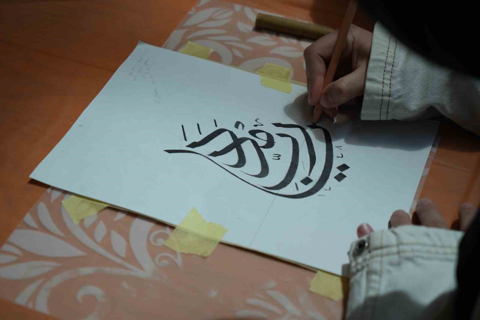 Samsun Müzesi’nde Hüsn-i Hat Etkinliği
 - i Hat etkinliğinde katılımcılar, geleneksel İslam yazı sanatının inceliklerini öğrenme fırsatı buldu. Etkinlikte Hat Ustası Hülya Akça tarafından uygulamalı eğitim verildi.