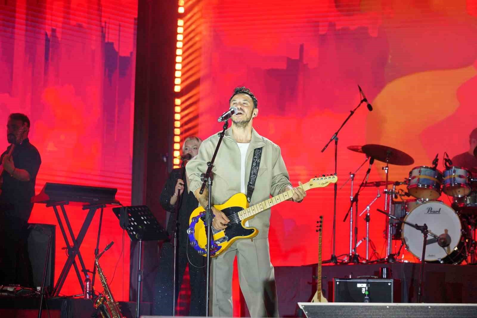 Kültür Yolu Festivali: Buray Konserinde Kavga
 - SAMSUN (İHA) – Samsun’da devam eden Kültür Yolu Festivali kapsamında düzenlenen konserlerde yaşanan kavgalar dikkat çekerken, son olarak şarkıcı Buray’ın sahne aldığı konserde gençler arasında tekmeli yumruklu kavga çıktı. Polis ekipleri olaya müdahale ederek kavgaya karışan bazı kişileri gözaltına aldı.
