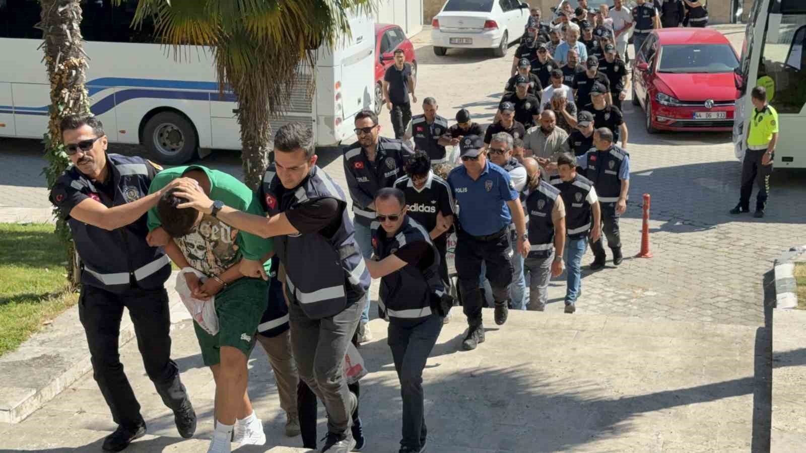 Yasa Dışı Bahisten 20 Kişi Adliyeye Sevk Edildi
 - Samsun merkezli 7 ilde düzenlenen yasa dışı bahis operasyonunda yakalanan 52 şüpheliden 20’si adliyeye sevk edildi.