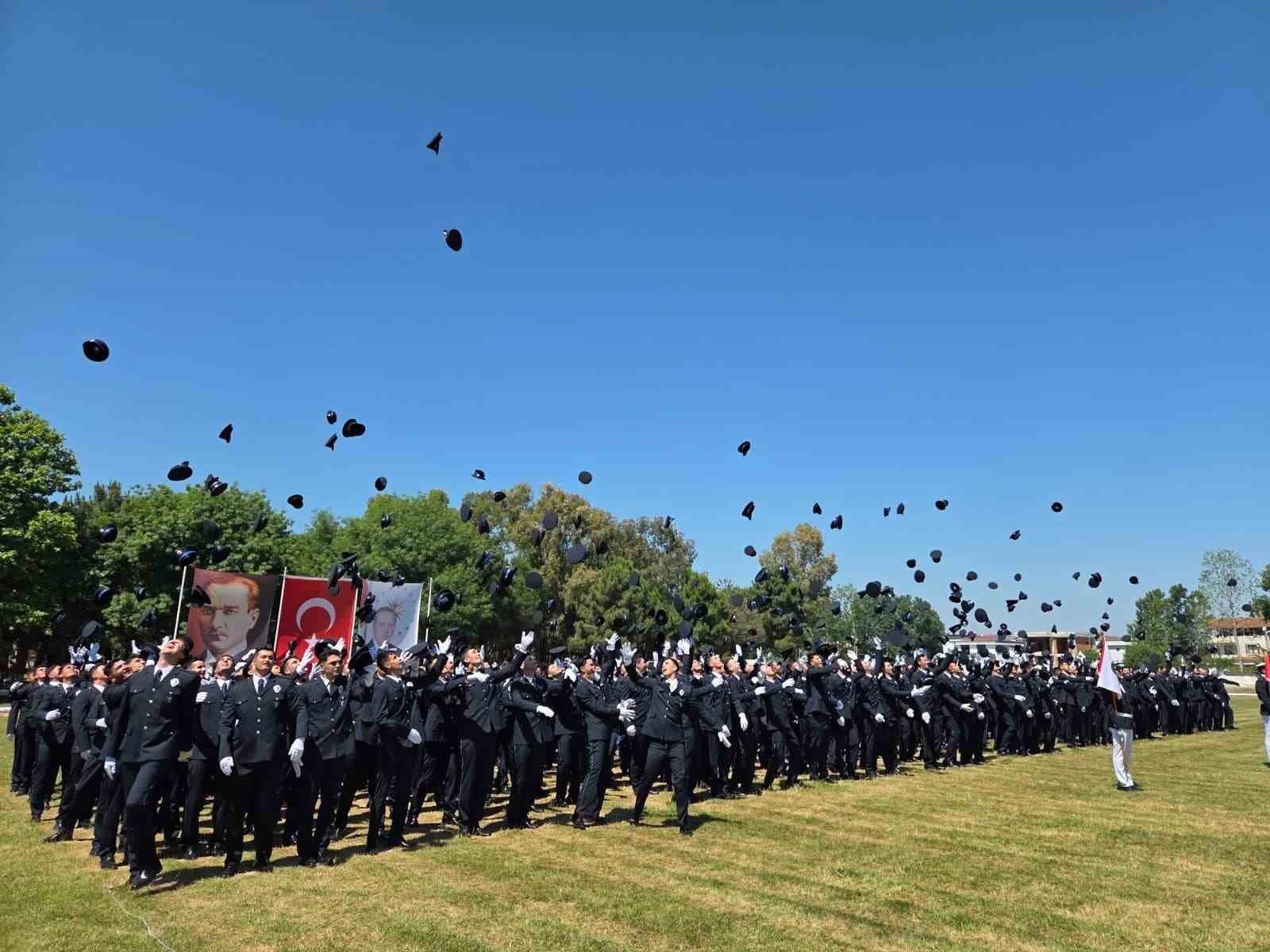 Emniyet Teşkilatına Samsun’dan 380 Taze Kan
 - SAMSUN (İHA) – Samsun’da polis meslek yüksekokulunu başarıyla tamamlayan 380 polis adayı, mezun olarak emniyet teşkilatına katılmak için ilk adımı attı.