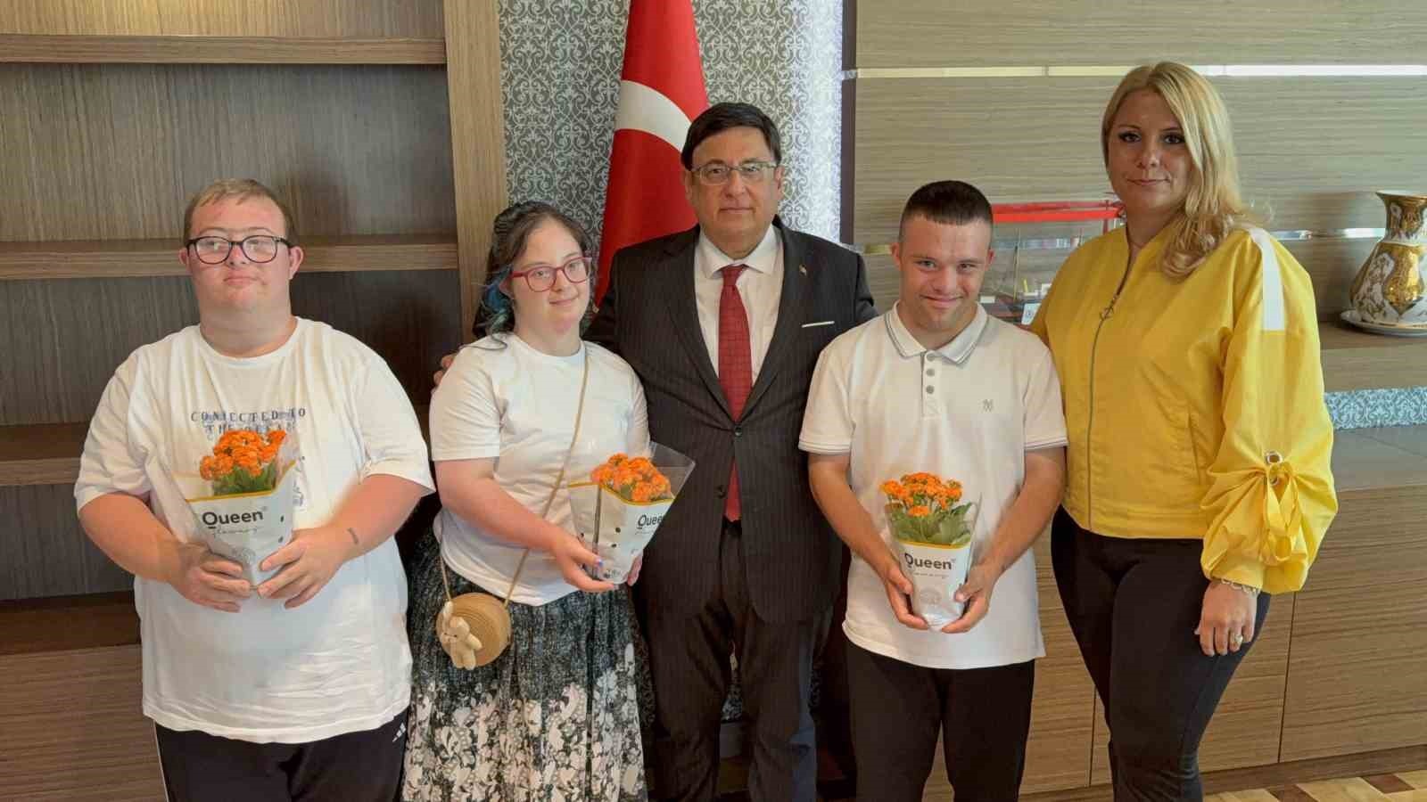 Başsavcı Kılıç’a ÖzelÖğrencilerden Duygulandıran Veda - Samsun Cumhuriyet Başsavcısı Mehmet Sabri Kılıç’ın Yargıtay Cumhuriyet Savcılığı görevine atanmasının ardından, özel sporcuların gerçekleştirdiği sürpriz veda ziyareti duygusal anlara sahne oldu.