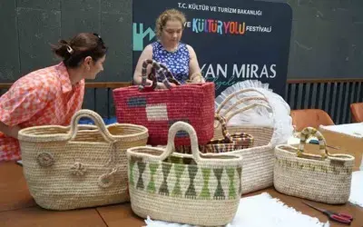 Taşıma İşini Poşete Kaptıran Zembil, Şimdi Kadınların Elinde Aksesuara Dönüşüyor
