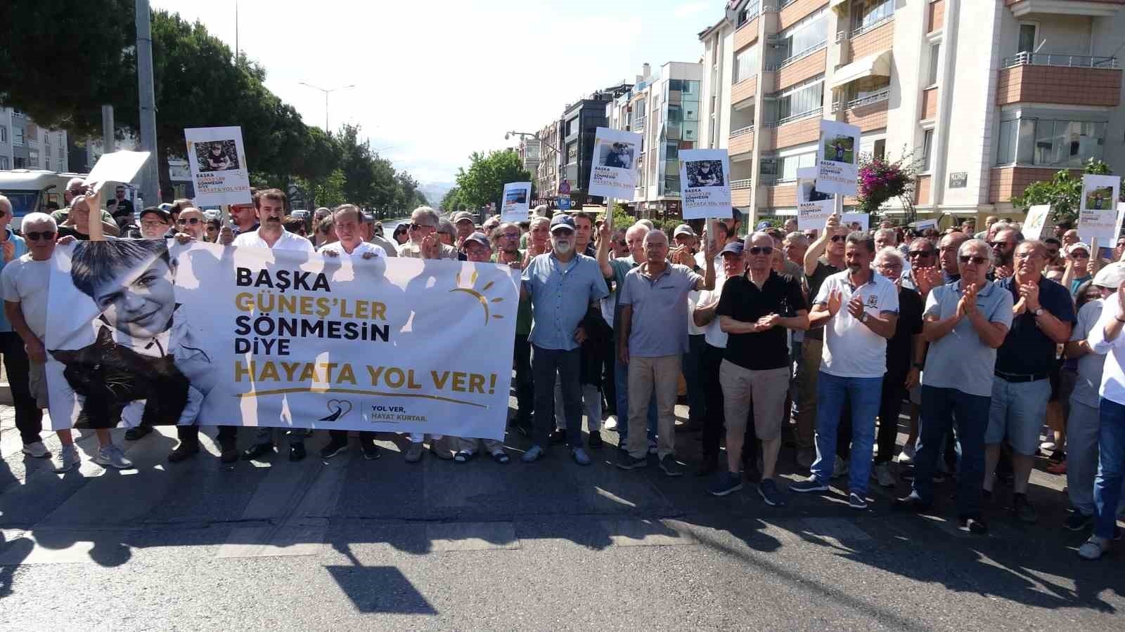 Hayatını Kaybeden 12 Yaşındaki Güneşİçin Adalet Çağrısı: "başka Güneşler Sönmesin" - Samsun’da otomobil çarpması sonucu hayatını kaybeden 12 yaşındaki Güneş Uçak’ın yakınları, kazanın yaşandığı noktada bir araya gelerek "adalet" çağrısı yaptı. "Başka Güneşler sönmesin, hayata yol ver" mesajı verilen açıklamada, yaya geçitlerinde güvenlik önlemlerinin artırılması istendi.