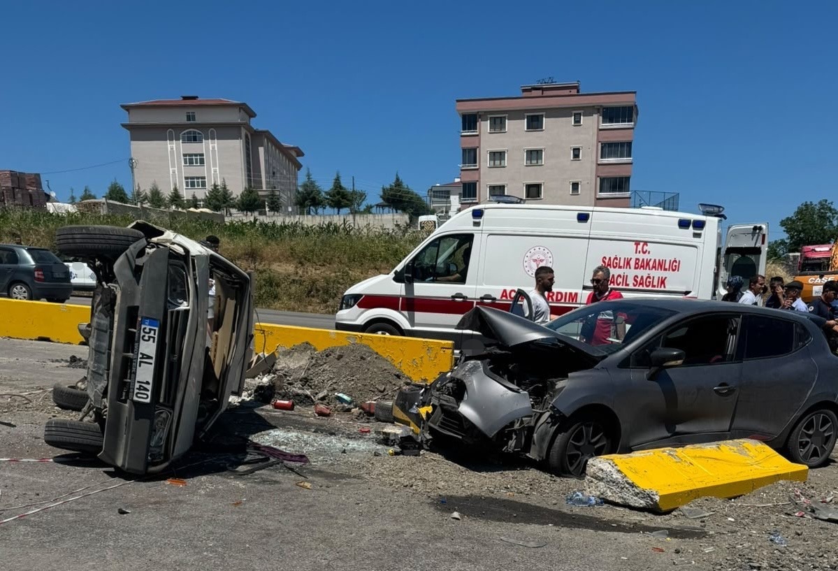Kavşakta İki Otomobil Çarpıştı: 3 Yaralı
 - Samsun’un İlkadım ilçesinde iki otomobilin kavşakta çarpışması sonucu meydana gelen trafik kazasında 3 kişi yaralandı.