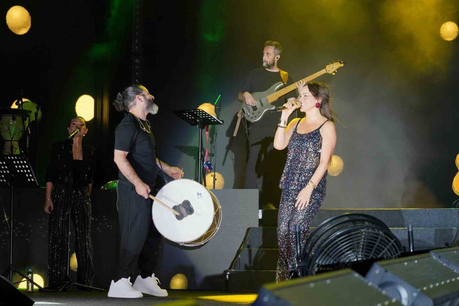 Samsun’da Bengü Konseri
 - Pop müziğinin önemli isimlerinden şarkıcı Bengü, Samsun’da verdiği konserde hayranlarını coşturdu.