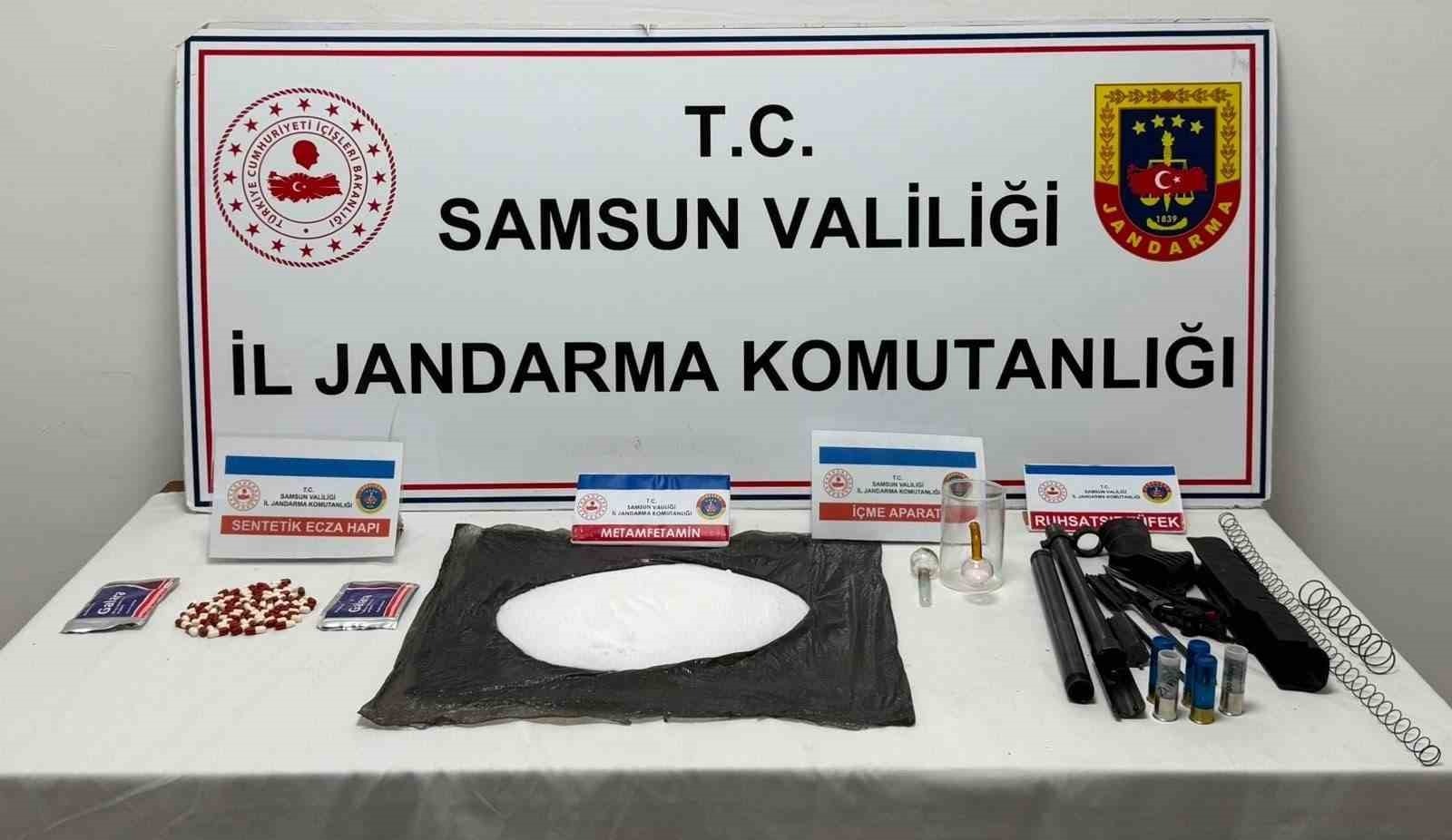 Jandarma 1 Kilo 109 Gram Metamfetamin Ele Geçirdi
 - Samsun’un Atakum ilçesinde jandarma ekiplerince düzenlenen uyuşturucu operasyonunda 1 kilo 109 gram metamfetamin ile uyuşturucu hap ve silah ele geçirildi.