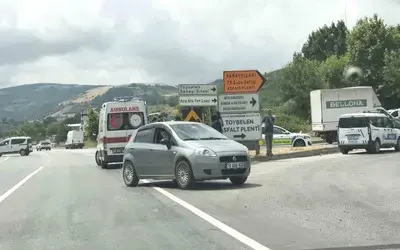 Kontrolden Çıkan Otomobil Refüje Çarptı: 1 Yaralı
