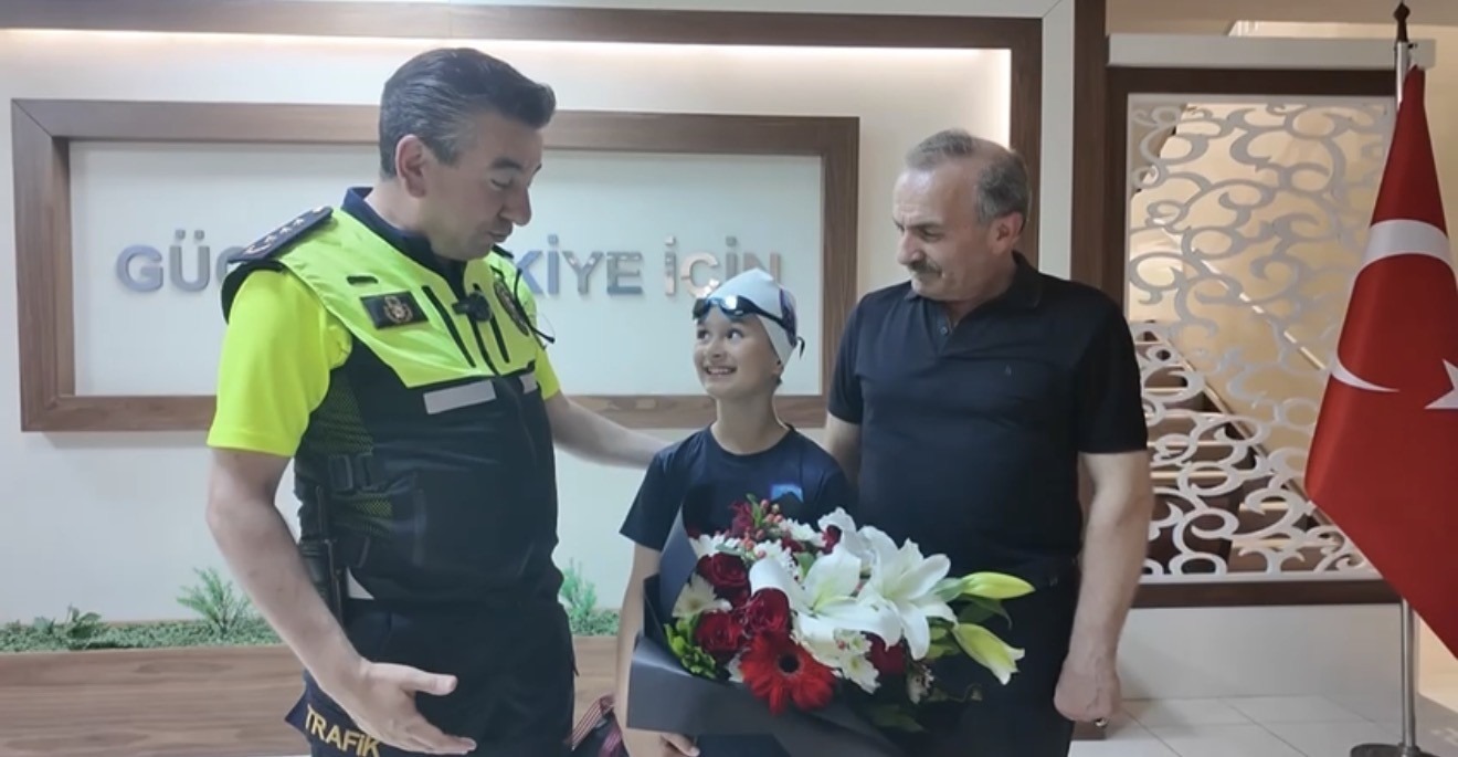 Şehit Polisin EmanetiEylül Asel Yüzmede Gururlandırdı - Samsun’da düzenlenen 7-8-9 Yaş Ulusal Gelişim Projesi Ligi "Yaza Merhaba" Yüzme Şenliği’nde yarışan şehit polis memuru Atakan Arslan’ın kızı Eylül Asel Arslan, elde ettiği derecelerle gurur kaynağı oldu.