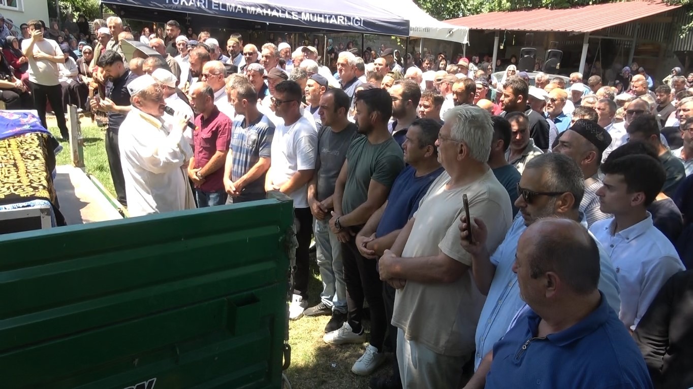 Trafik Kazasında Hayatını KaybedenKarı Koca Toprağa Verildi - Samsun’un Bafra ilçesinde park halindeki tıra çarpan otomobilde hayatını kaybeden karı koca, Alaçam ilçesinde son yolculuklarına uğurlandı. Cenazeye, cezaevinde bulunan oğulları da özel izinle jandarma eşliğinde katıldı.