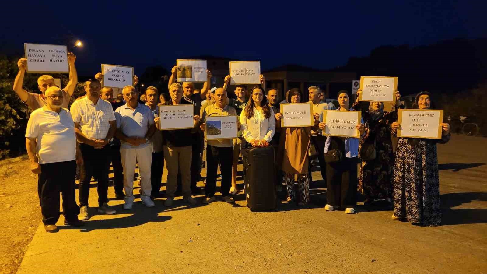 Çarşamba'da Mahalle SakinlerindenDron İle İlaçlama Tepkisi - Samsun’un Çarşamba ilçesinde çeltik tarlalarında dronla yapılan ilaçlamanın kavak fidanları ve tarım ürünlerine zarar verdiğini öne süren mahalle sakinleri basın açıklaması yaptı. Açıklamada vatandaşların gece nöbet tutarak dron takibi yaptıkları belirtilerek, bu duruma çözüm bulunması talep edildi.