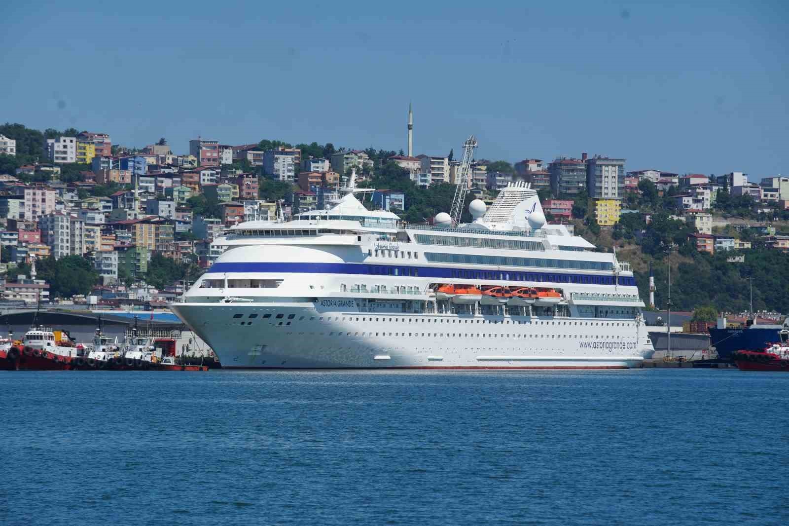’astoria Grande’ Yeniden Samsun’da:Rus Turistlerin İlgisi Sürüyor - Türkiye-Rusya arasındaki kruvaziyer turizmi hız kesmeden devam ediyor. Bu kapsamda Rusya’nın Soçi Limanı’ndan hareket eden ’Astoria Grande’ isimli yolcu gemisi, Samsun Limanı’na demirledi.