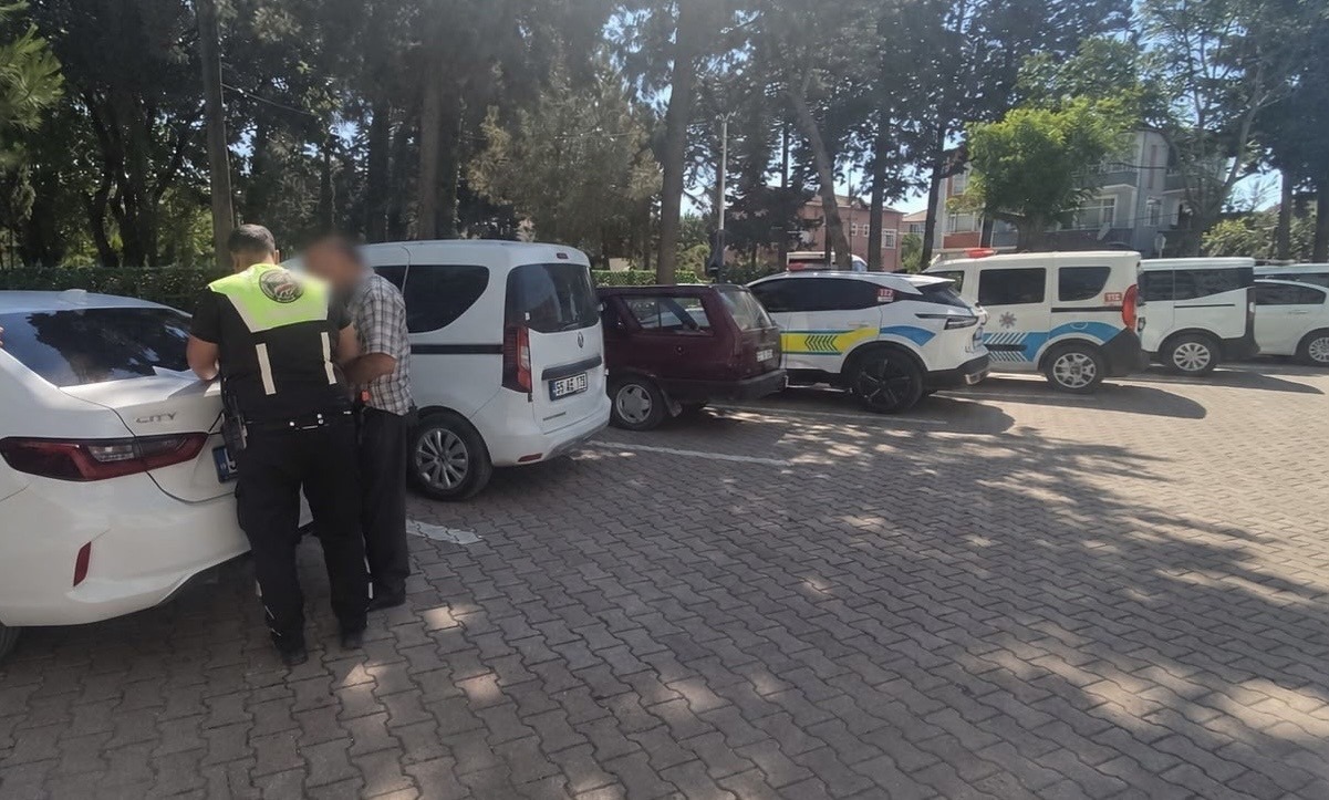 Korsan Taşımacılığa 100 BinLira Ceza, Araç Trafikten Men - Samsun’un Alaçam ilçesinde polis ekiplerinin gerçekleştirdiği denetimlerde korsan taşımacılık yaptığı belirlenen bir araç trafikten men edilirken, sürücüsüne 100 bin lira idari para cezası uygulandı.