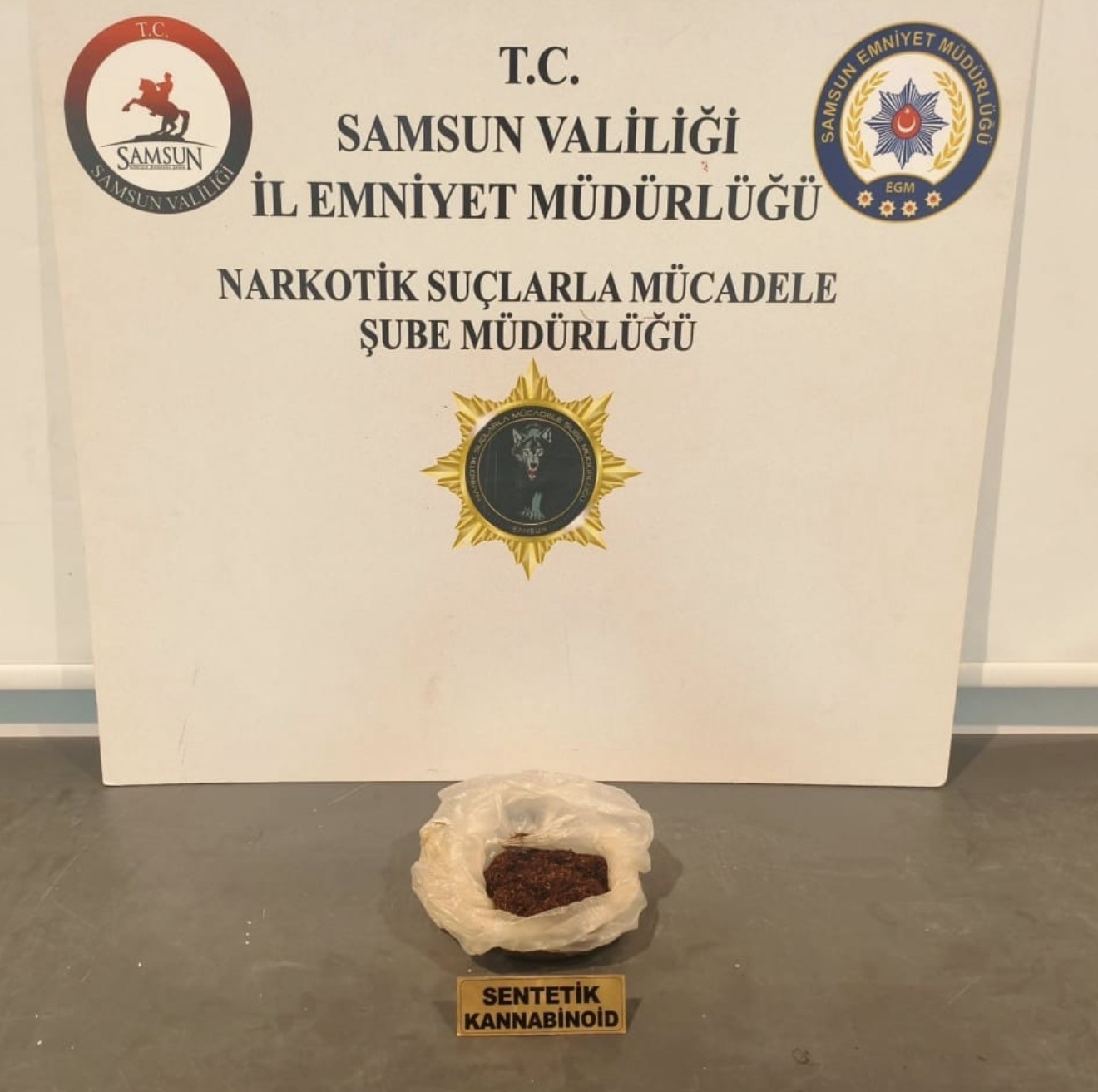 Samsun’da 4 İlçedeUyuşturucu Operasyonu: 6 Gözaltı - Samsun’da polis ekiplerince 4 ilçede düzenlenen uyuşturucu operasyonlarında binlerce sentetik ecza, çeşitli uyuşturucu maddeler ile ruhsatsız tabanca ele geçirilirken, 6 şüpheli hakkında adli işlem başlatıldı.