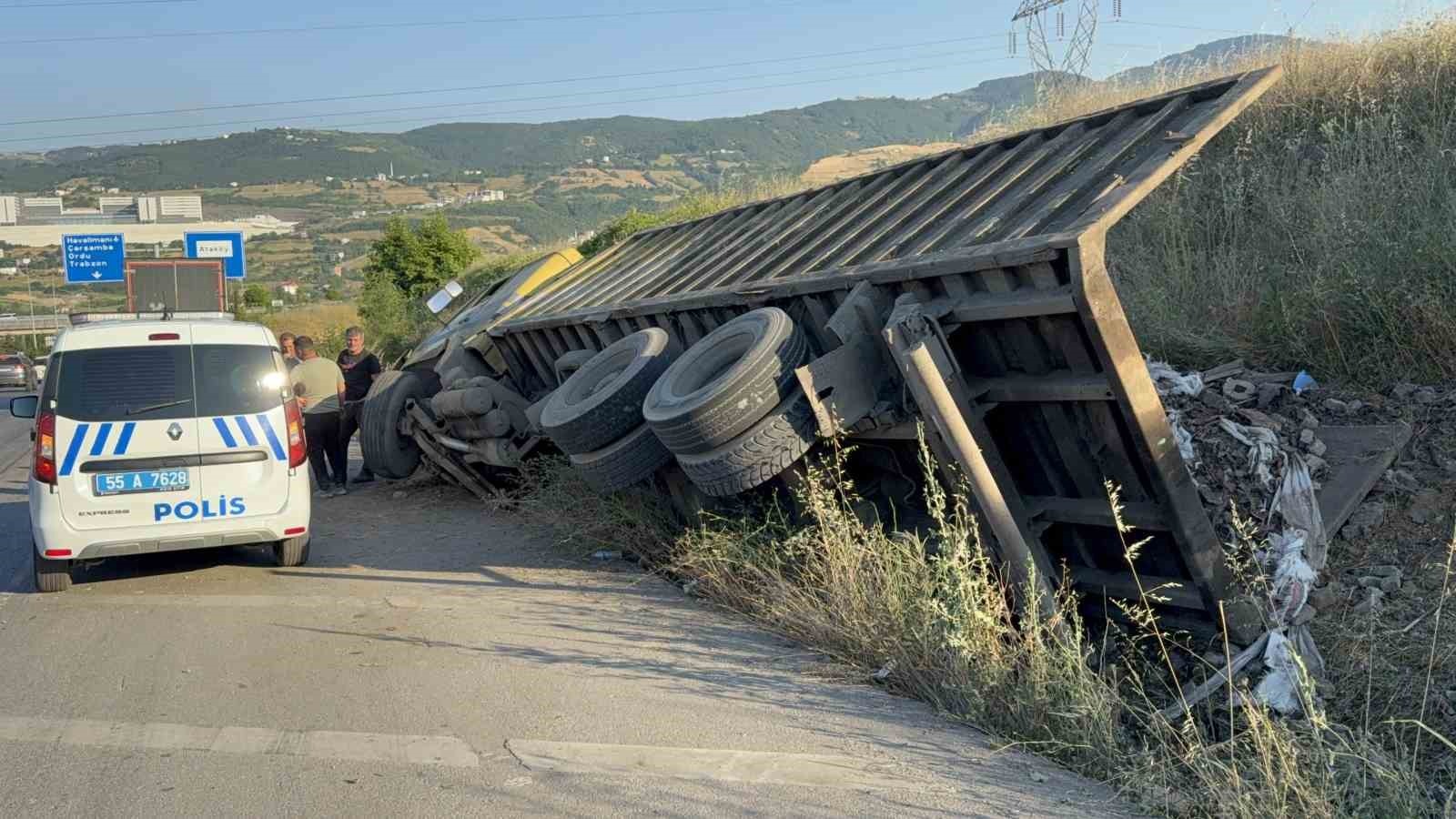 Hurda Yüklü Kamyonun FreniPatladı, Sürücü Faciayı Önledi - Samsun’un İlkadım ilçesinde hurda yüklü kamyonun rampada freni boşaldı. Soğukkanlı davranan sürücü, aracı su kanalına yönlendirerek muhtemel bir faciayı önledi.