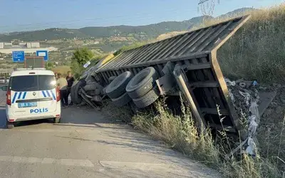 Hurda Yüklü Kamyonun Freni Patladı, Sürücü Faciayı Önledi
