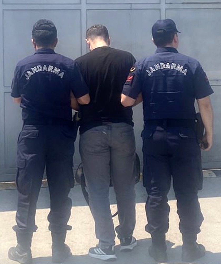 Evinden Uyuşturucu Çıkan Şüpheli Yakalandı
 - Samsun’un Atakum ilçesinde evinde uyuşturucu ele geçirilen şahıs, jandarmanın takibiyle gizlendiği adreste yakalanarak tutuklandı.