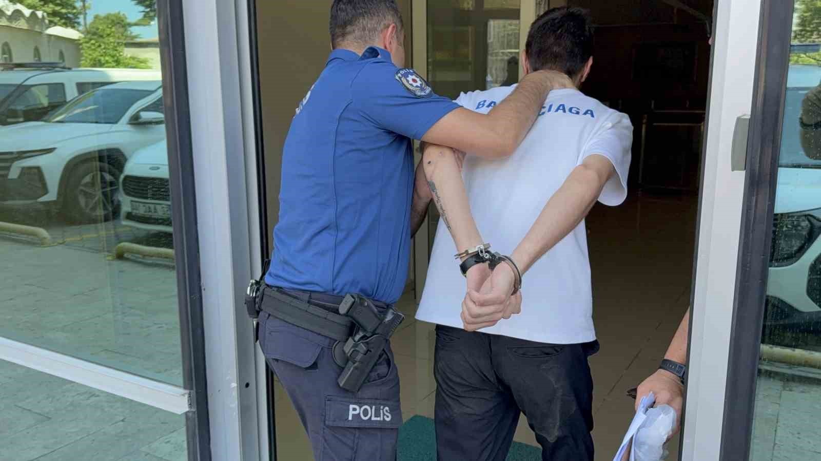 Bıçaklı Kavganın Zanlısı Adliyeye Sevk Edildi
 - Samsun’da meydana gelen bıçaklı yaralama olayının şüphelisi, polis tarafından gözaltına alındıktan sonra adliyeye sevk edildi.