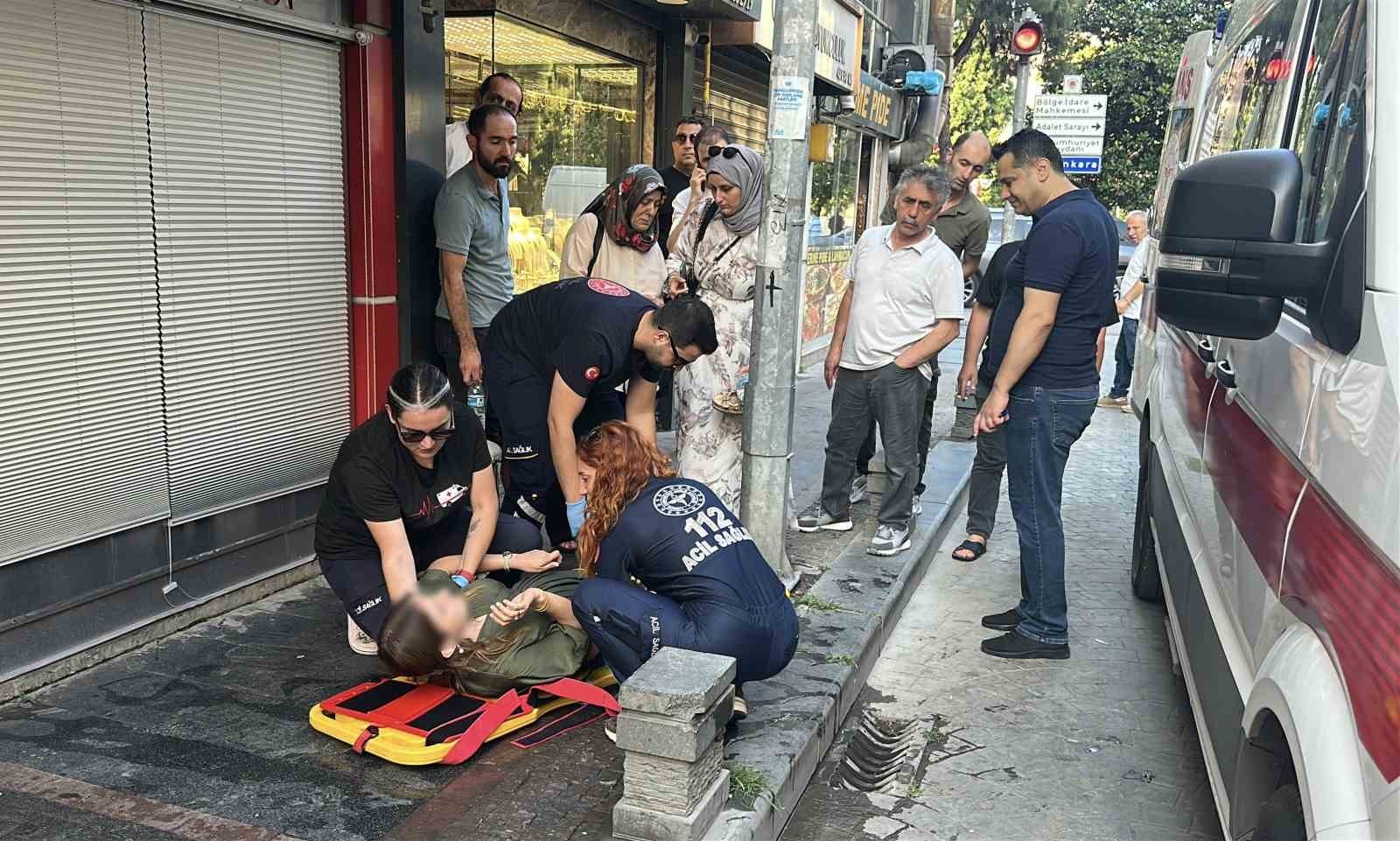 Samsun’da Islak Zeminde DüşenGenç Kadın Hastaneye Kaldırıldı - Samsun’un İlkadım ilçesinde ıslak ve kaygan zeminde yürürken dengesini kaybederek yere düşen genç kadın yaralandı.