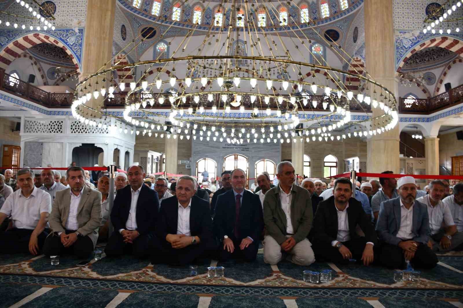 Vezirköprü’de 23 Hafız İçin İcazet Töreni
 - Samsun’un Vezirköprü ilçesinde hafızlık eğitimlerini tamamlayan 23 öğrenci için düzenlenen hafızlık icazet merasimi, yoğun katılımla gerçekleştirildi.