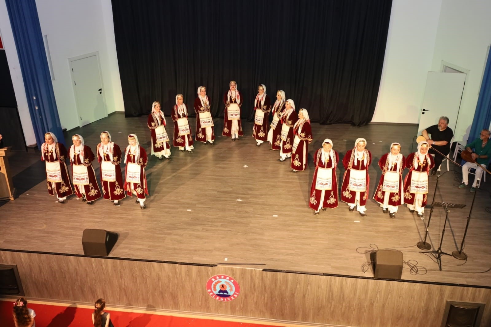 Bafra’da Gürcü Ve KıbrısTürk Kültürü Aynı Sahnede Buluştu - Samsun’un Bafra ilçesinde, Samsun Gürcü Kültür Derneği ile Kuzey Kıbrıs Türk Cumhuriyeti Lefke Yedi Dalga Folklor Derneği iş birliğinde düzenlenen "Kültürlerin Dansı" programında Gürcü ve Kıbrıs Türk halk oyunları sahnelendi.