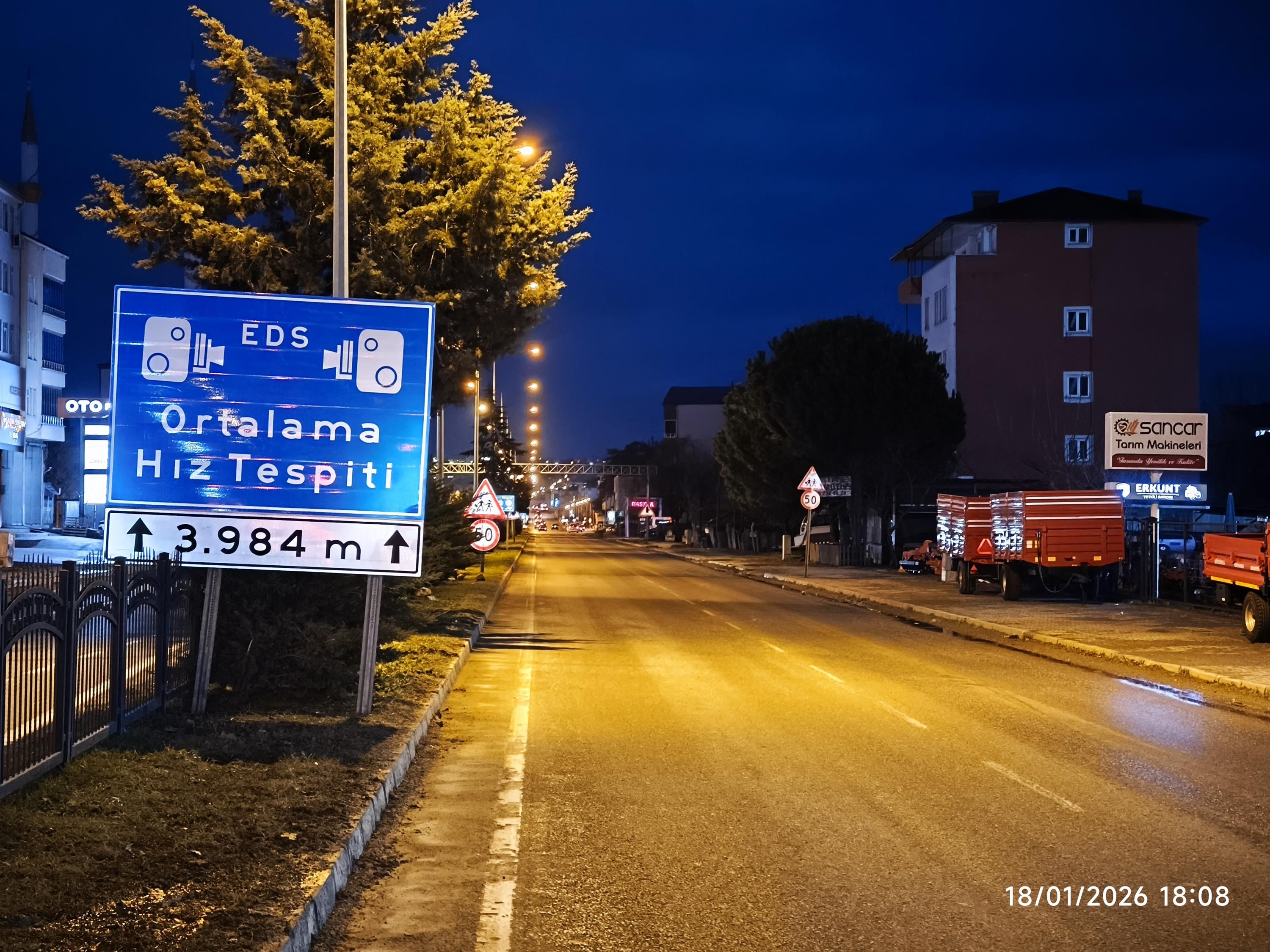 Bafra'da Eds Var Ama Kazalar Bitmiyor - Bafra şehir geçişinde kurulan Elektronik Denetleme Sistemi (EDS), hız ihlallerini önlemek amacıyla devreye alınmasına rağmen şehir geçişinde yaralanmalı ve ölümlü trafik kazaları yaşanmaya devam ediyor. Mevcut uygulamanın kapsamı ve kamuoyuna yönelik bilgilendirme eksikliği ise sistemin etkinliği konusunda soru işaretlerini beraberinde getiriyor.