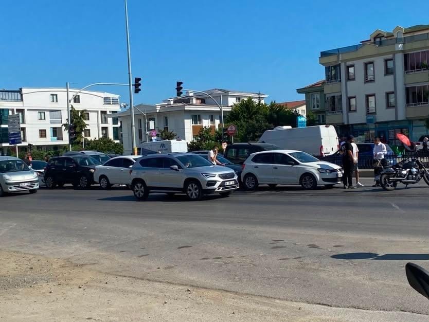 Atakum'da 5 Araçlı Zincirleme Kaza
 - Samsun’un Atakum ilçesinde 5 aracın karıştığı zincirleme trafik kazasında araçlarda maddi hasar meydana geldi.
