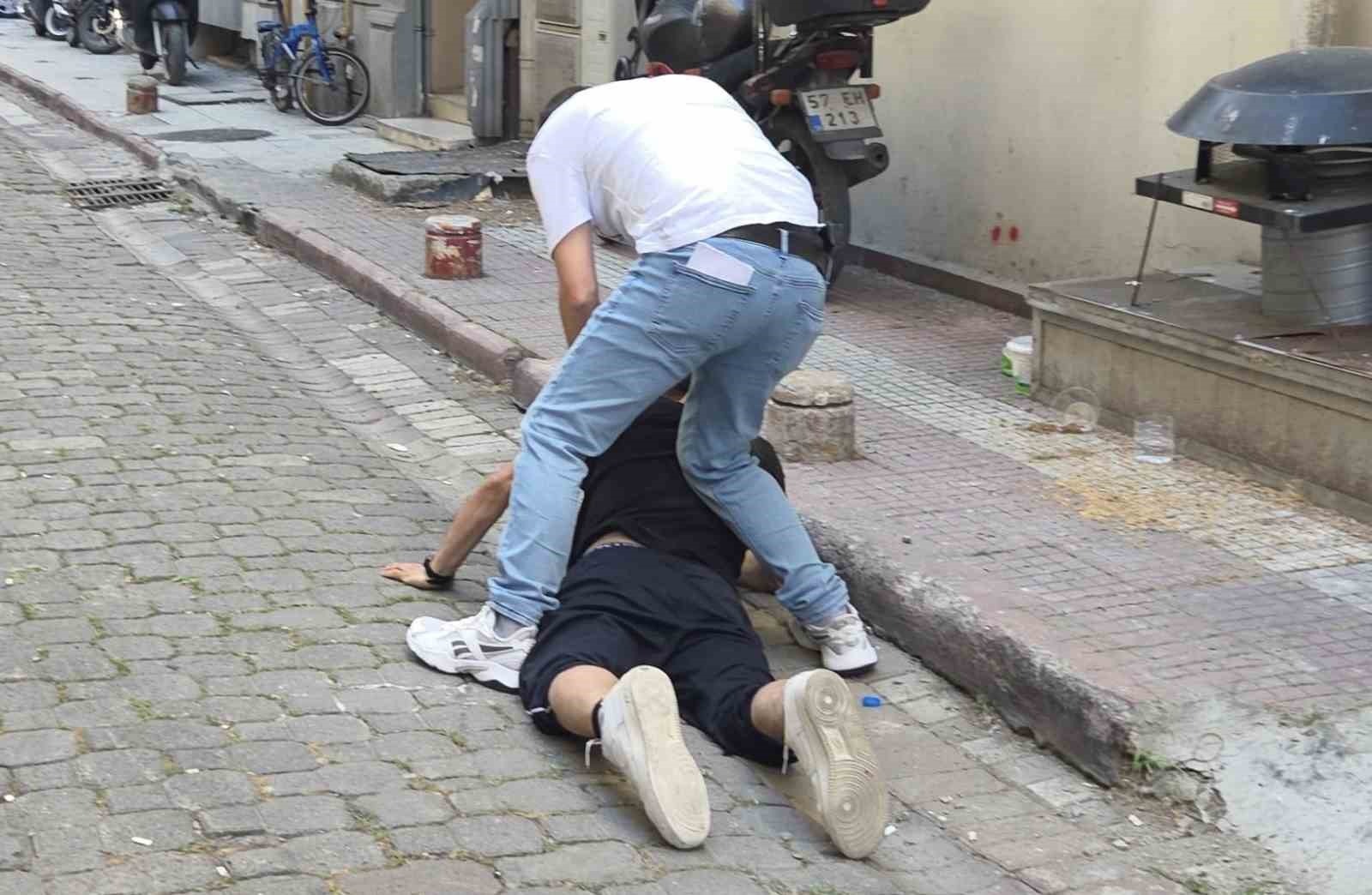 Polisten Kaçan Şahıs KovalamacaylaYakalandı, Uyuşturucudan Arandığı Ortaya Çıktı - Samsun’da şüphe üzerine durdurulmak istenen bir kişi, polisten kaçtı. Kovalamaca sonucu yakalanan şahsın uyuşturucu suçundan arandığı ve hakkında kesinleşmiş hapis cezası bulunduğu ortaya çıktı.