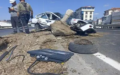 Bafra'da Otomobil Direği Devirip Karşı Şeride Geçti