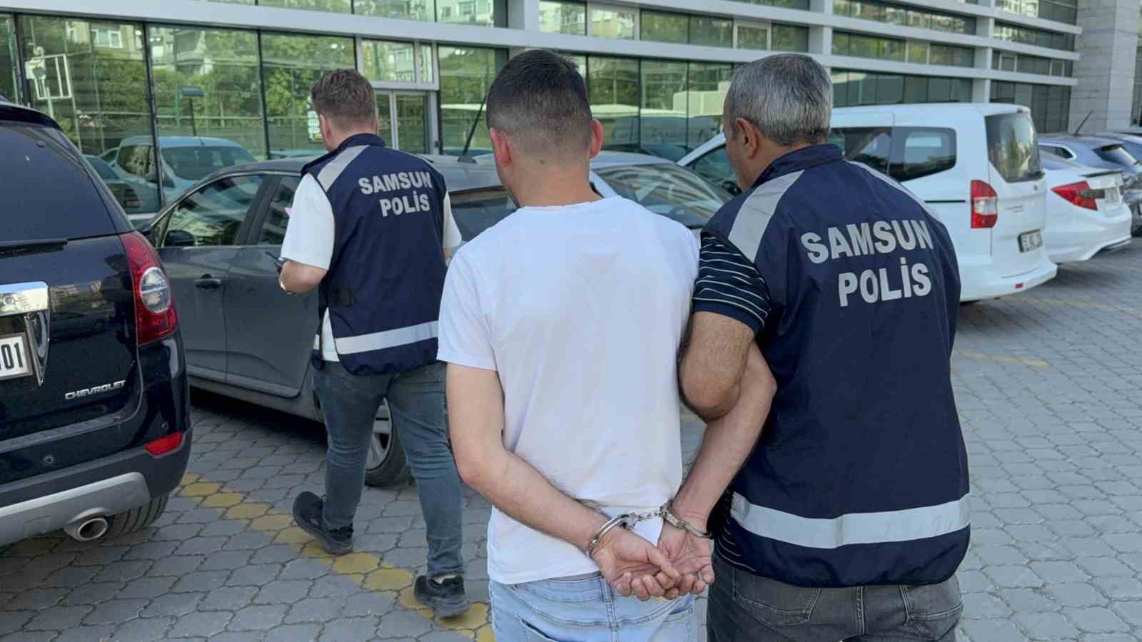 Kayıp 6 Milyonluk Ziynet Eşyasını Polis 200Saatlik Kamera Kayıtlarını İnceleyip Buldu: 1 Gözaltı - Kuzey Kıbrıs Türk Cumhuriyeti’nden(KKTC) yakınlarını ziyaret için Samsun’a gelen bir kadının, içinde yaklaşık 6 milyon lira değerinde ziynet eşyası bulunan kayıp çantası, polis ekiplerinin yaklaşık 200 saatlik güvenlik kamerası kayıtlarını incelemesi sonucu bir şahsın evinde bulundu. Çantayı yolda bulduğunu iddia eden şahıs gözaltına alındı.
