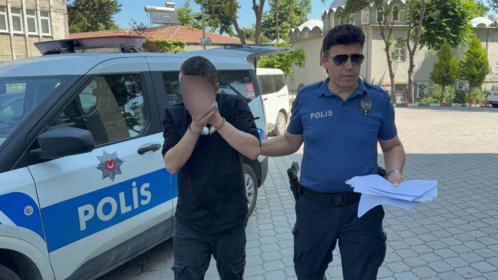 Hırsızlıktan Aranan Firari Yakalandı
 - Samsun’da hırsızlık suçlarından aranan ve hakkında kesinleşmiş hapis cezası bulunan firari hükümlü, polis ekiplerince yakalanarak adliyeye sevk edildi.
