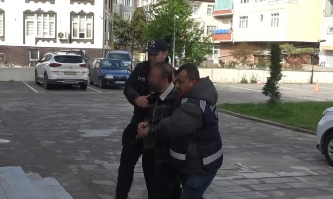 Taş Kokain Operasyonunda YakalananMetafizik Uzmanına 12 Yıl Hapis - Samsun’un Yakakent ilçesinde düzenlenen uyuşturucu operasyonunda aracında taş kokain ile tarihi eser niteliğinde çok sayıda materyal ele geçirilen ve kamuoyunda "metafizik uzmanı" olarak tanınan Beytullah Şentürk (43), yargılandığı davada 12 yıl hapis cezasına çarptırıldı.