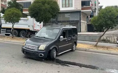 Freni Boşalan Hafif Ticari Araç 2 Metreden Yola Düştü
