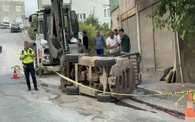 Forklift Rampa Aşağı İnerken Devrildi: 1’i Ağır 2 Yaralı
