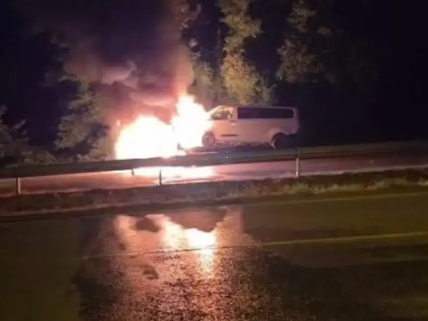 Seyir Halindeki Çekici Alev Aldı, Üzerindeki Kamyonet De Yandı
