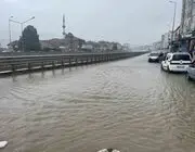 Kavak’ta Sağanak Yağış Etkili Oldu: Yollar Göle Döndü