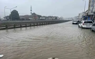 Kavak’ta Sağanak Yağış Etkili Oldu: Yollar Göle Döndü